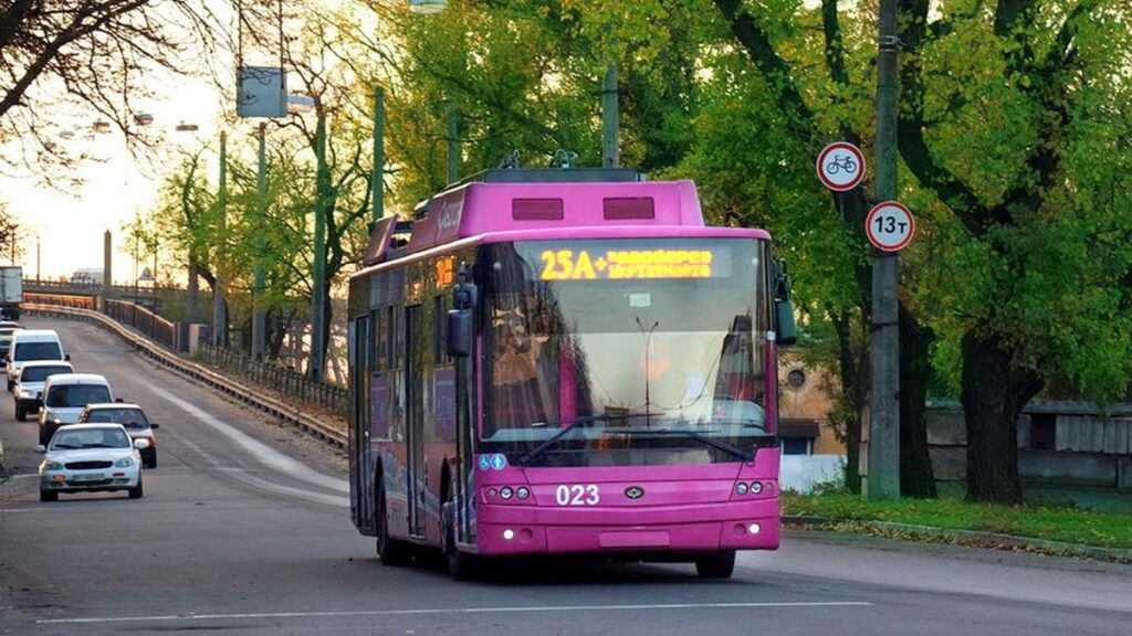 Школярі Кременчука у перший день осені їздитимуть містом безплатно