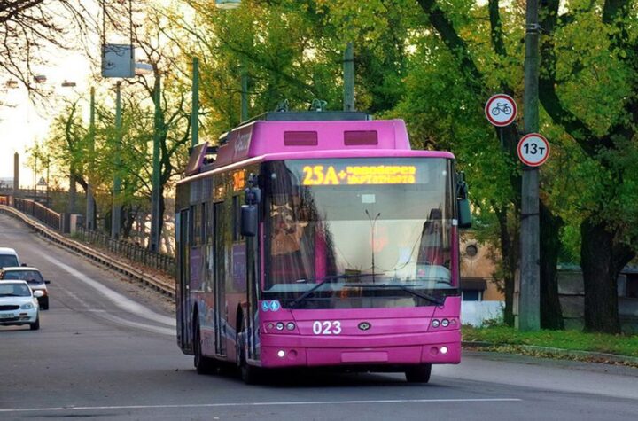 Школярі Кременчука у перший день осені їздитимуть містом безплатно