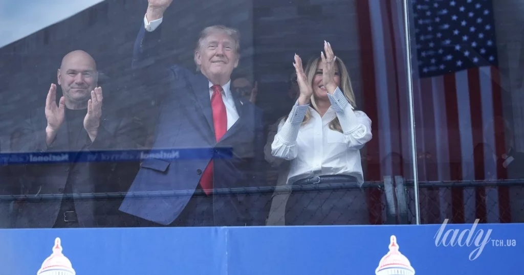 Дональд Трамп розмахує зеленим прапором на старті перегонів у Вашингтоні