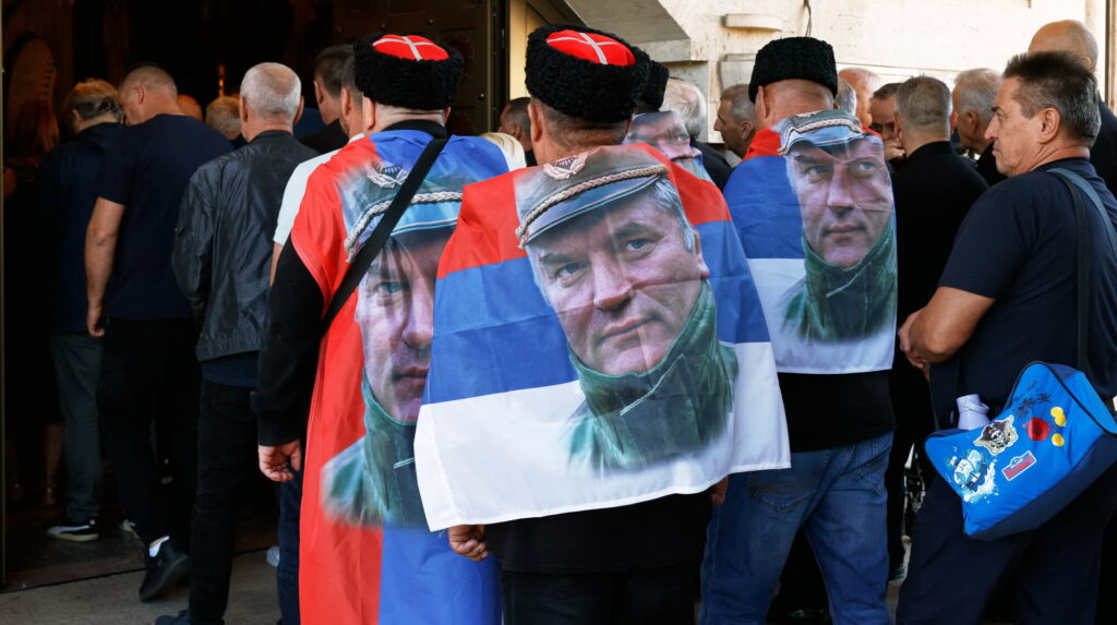 Найвища шана для генерала-м'ясника. Як Сербія зупиняє рух до ЄС заради воєнного злочинця