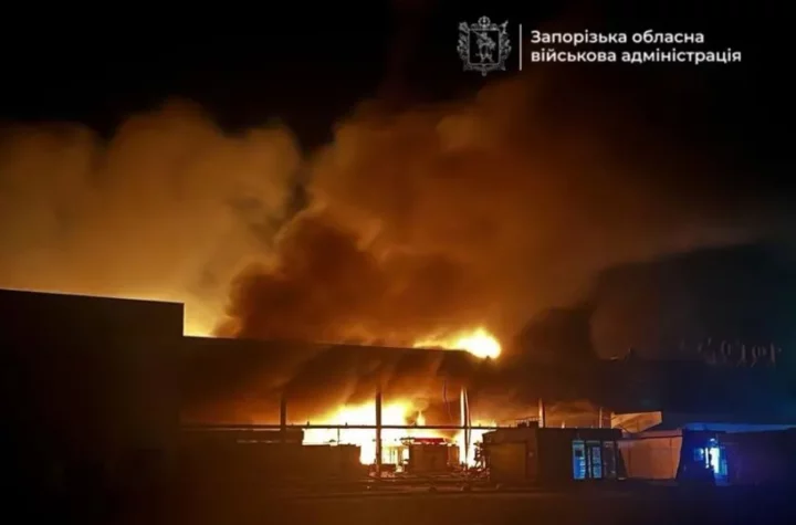 РФ ударила по ТЦ у Запоріжжі, спалахнула масштабна пожежа. Фото, відео