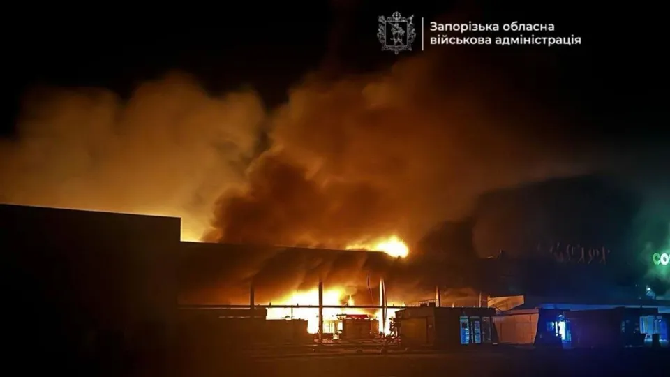 РФ ударила по ТЦ у Запоріжжі, спалахнула масштабна пожежа. Фото, відео