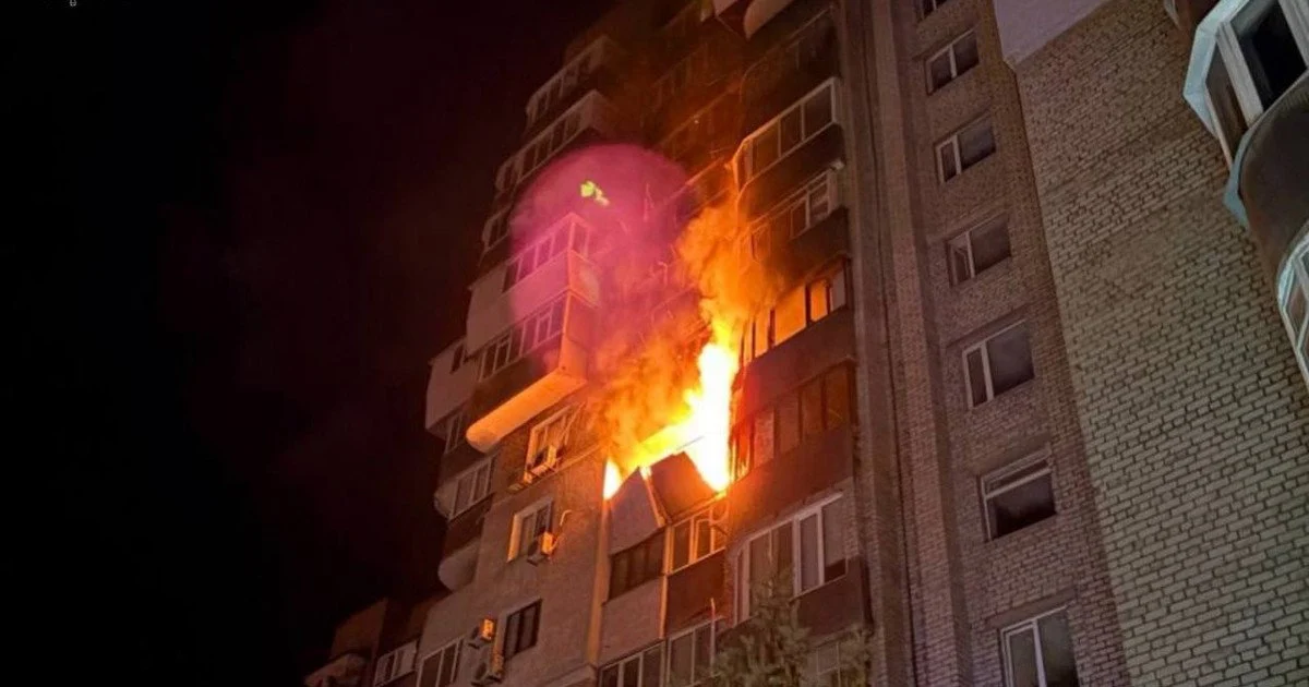 У Запоріжжі після російського удару загорілася багатоповерхівка