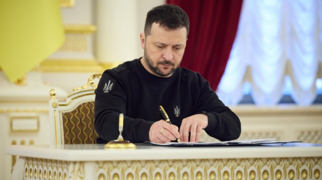 Зеленський ввів у дію нові санкції РНБО, а Сили оборони уразили Ільський НПЗ. Головне за вихідні