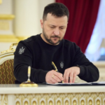 Зеленський ввів у дію нові санкції РНБО, а Сили оборони уразили Ільський НПЗ. Головне за вихідні