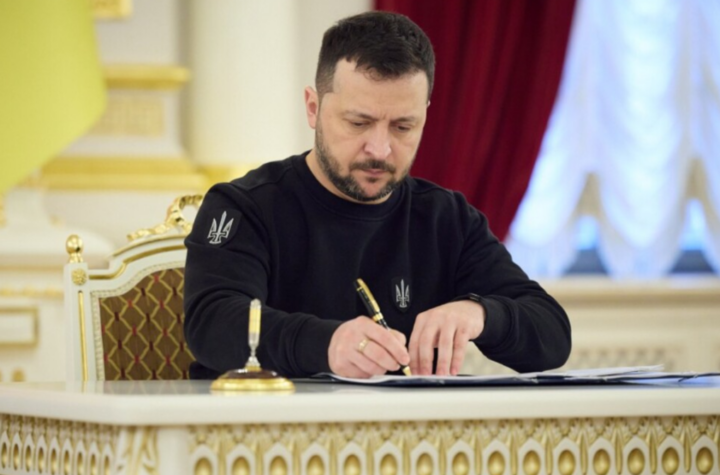 Зеленський ввів у дію нові санкції РНБО, а Сили оборони уразили Ільський НПЗ. Головне за вихідні