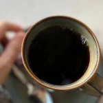 Який популярний напій руйнує наші кістки