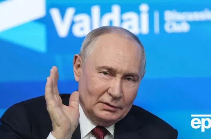 Путін, затинаючись і нервово смикаючи ногами, знову поскаржився, що Росію надули