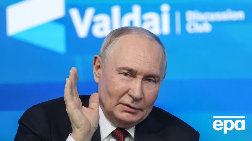 Путін, затинаючись і нервово смикаючи ногами, знову поскаржився, що Росію надули