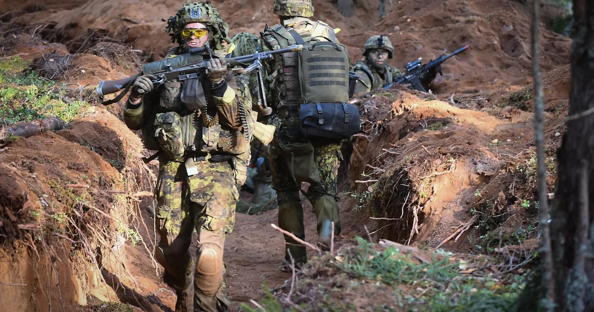 Естонія перекидає війська до кордону з Росією і заявила про готовність зустрічати танки