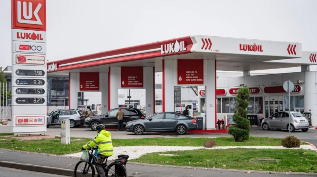 США продовжили виняток із санкцій для закордонних заправок Лукойлу