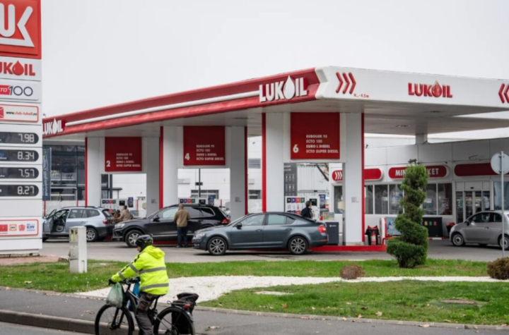 США продовжили виняток із санкцій для закордонних заправок Лукойлу