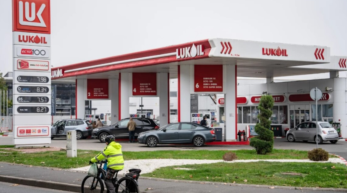 США продовжили виняток із санкцій для закордонних заправок Лукойлу