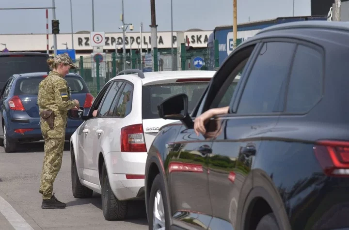 Як батько трьох дітей від різних шлюбів може виїхати за кордон: адвокатка пояснила