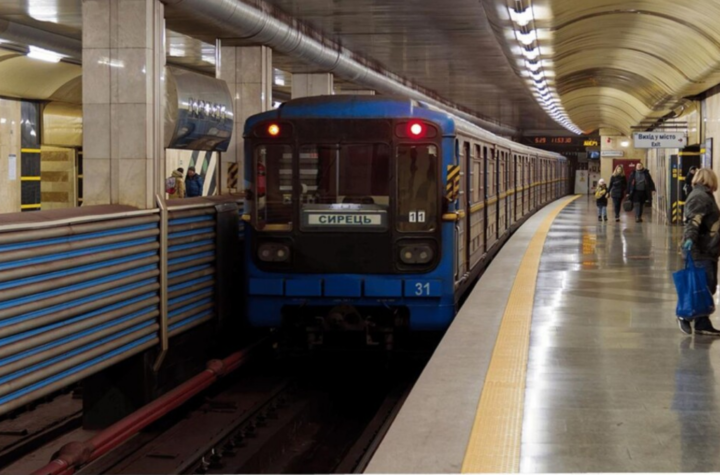 У Києві зелена гілка метро у години пік працюватиме за спеціальним графіком