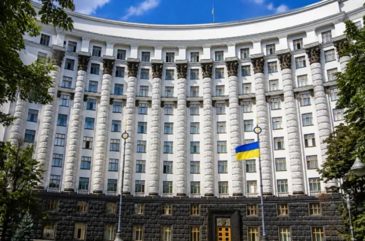 Кабмин уволил заместителей руководителей ГНС, Госводагентства и Фармацевтического агентства: кого назначили