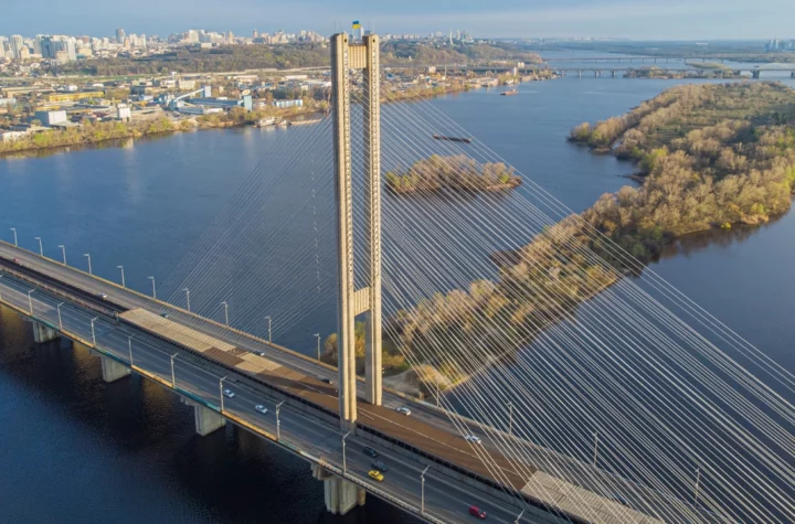 Південний міст у Києві перекрили в обох напрямках